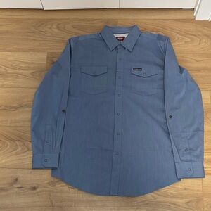 Wrangler Men's Outdoor 2-Pocket Performance Utility Shirt. Size Medium